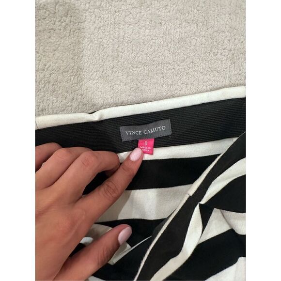 Vince Camuto size 0 women’s skirt with gold zipper down side black and white str - Picture 3 of 4